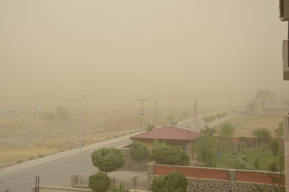 Ağrı'da toz bulutu etkili oldu