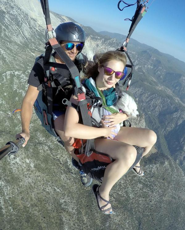 Kucağında köpeğiyle 2 bin metreden uçtu