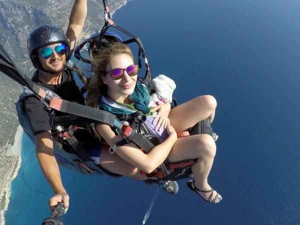 Kucağında köpeğiyle 2 bin metreden uçtu