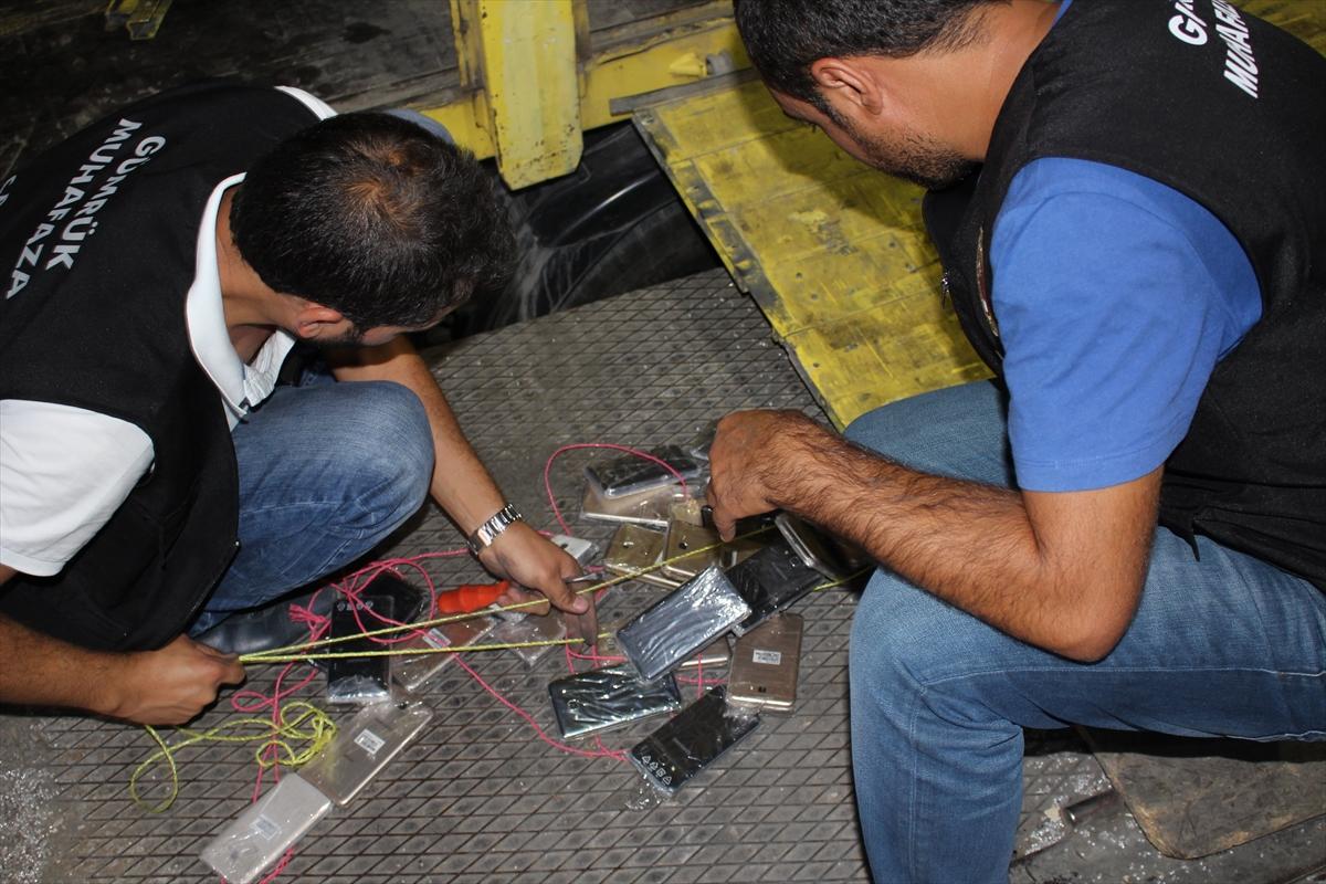 Gürbulak'ta bin 860 cep telefonu ele geçirildi