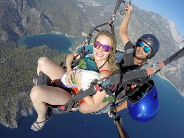 Kucağında köpeğiyle 2 bin metreden uçtu