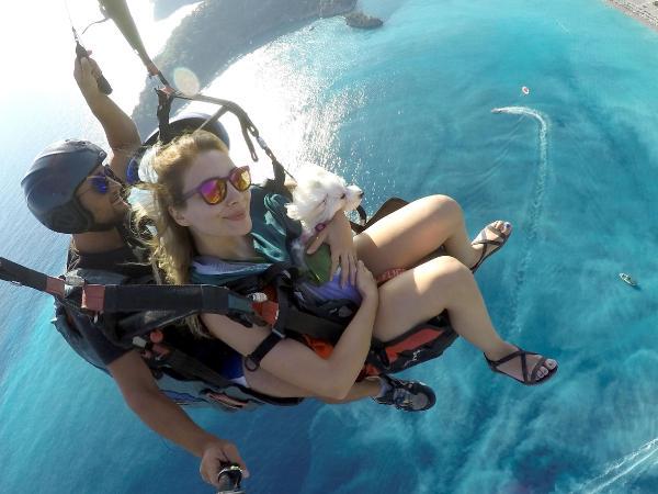 Kucağında köpeğiyle 2 bin metreden uçtu