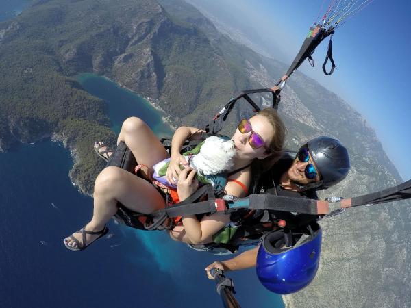 Kucağında köpeğiyle 2 bin metreden uçtu