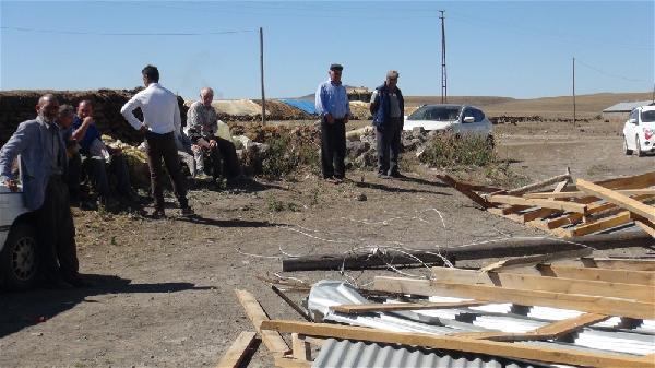 Kars’ta fırtına çatıları uçurdu