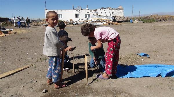 Kars’ta fırtına çatıları uçurdu