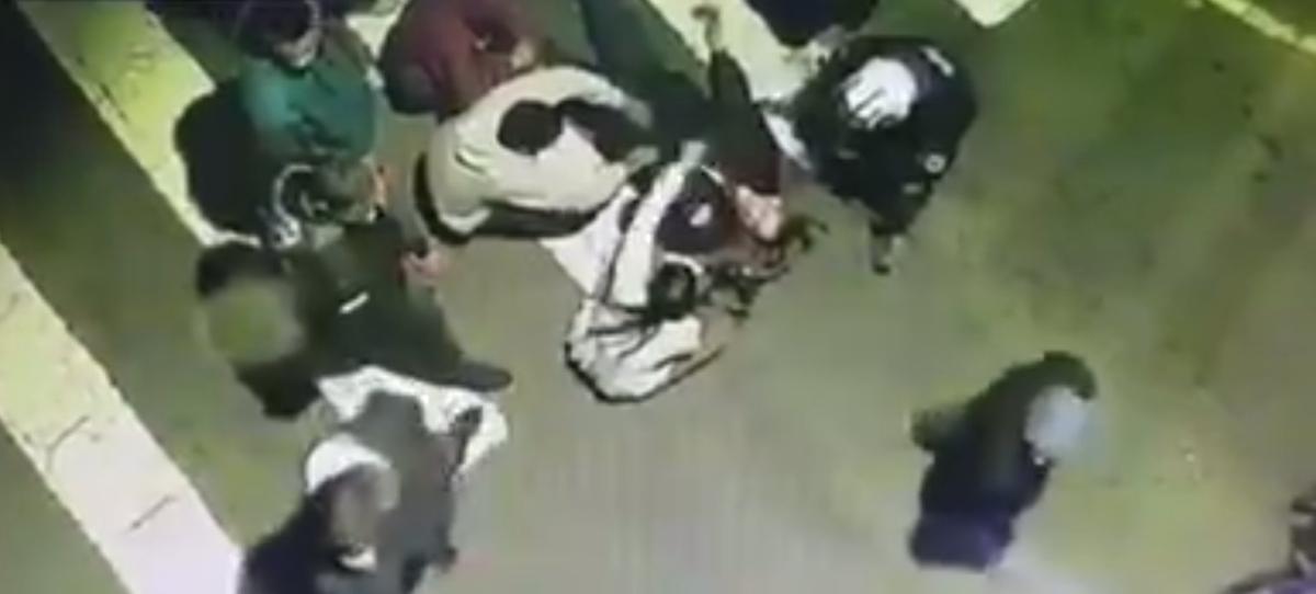 Kazazede motosikletliye otomobil çarptı