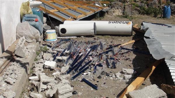 Kars’ta fırtına çatıları uçurdu