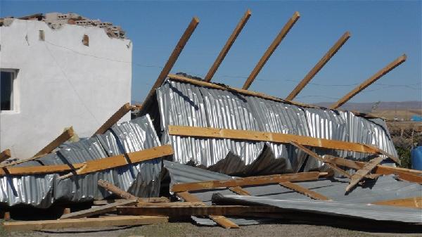 Kars’ta fırtına çatıları uçurdu