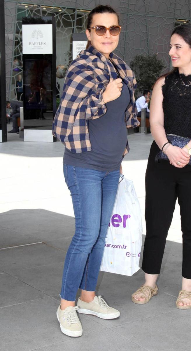 4 günlük anne Burcu Kara dışarda