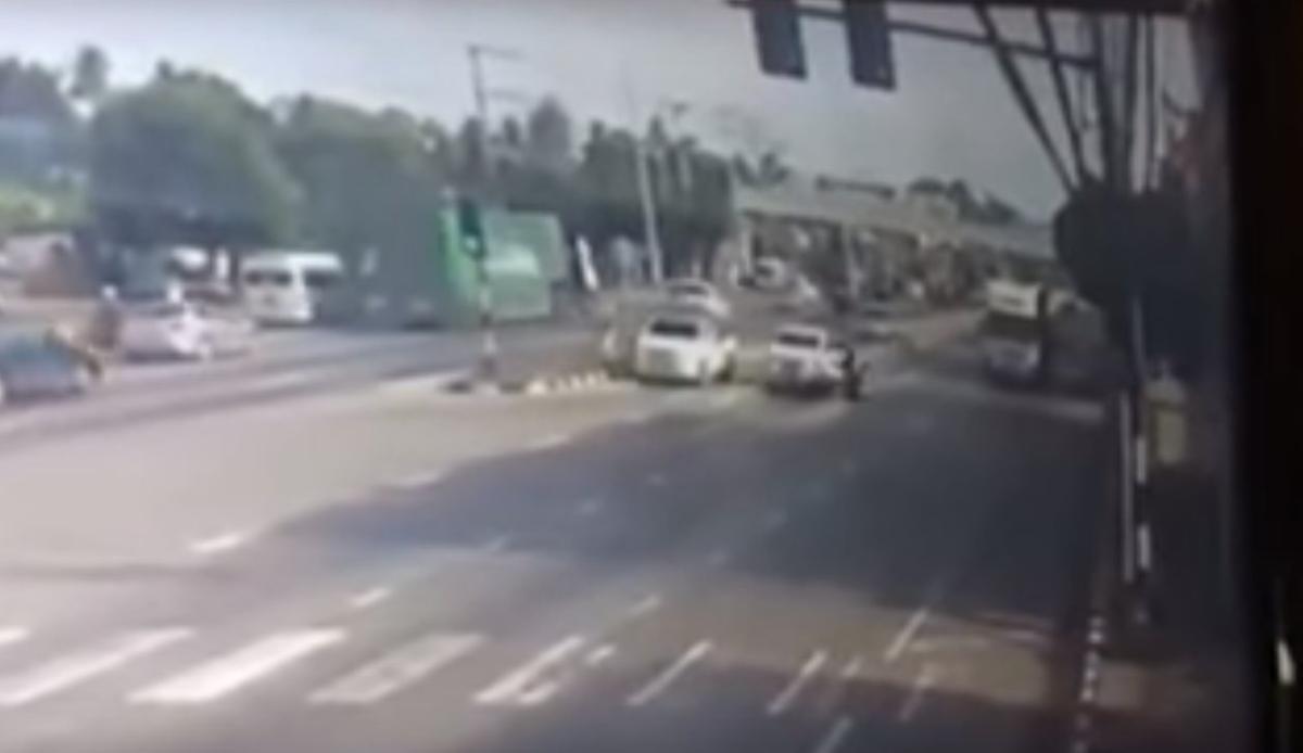 Örümcek adam, arabanın çarptığı motosikletçiyi kurtardı