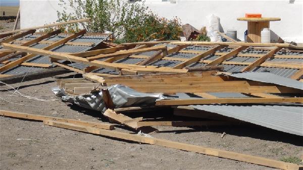 Kars’ta fırtına çatıları uçurdu