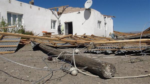 Kars’ta fırtına çatıları uçurdu