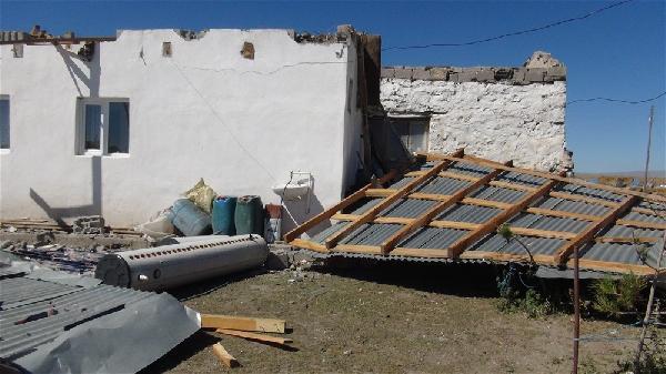 Kars’ta fırtına çatıları uçurdu