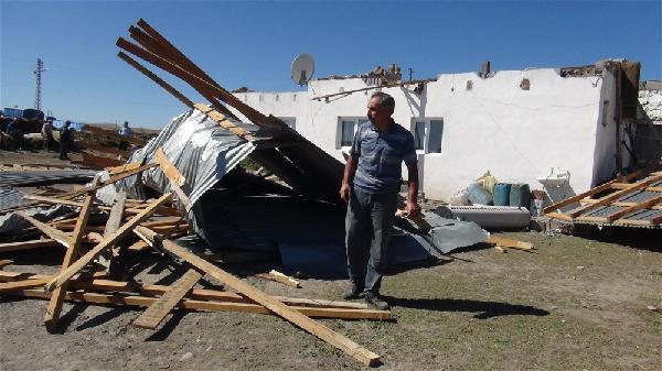 Kars’ta fırtına çatıları uçurdu