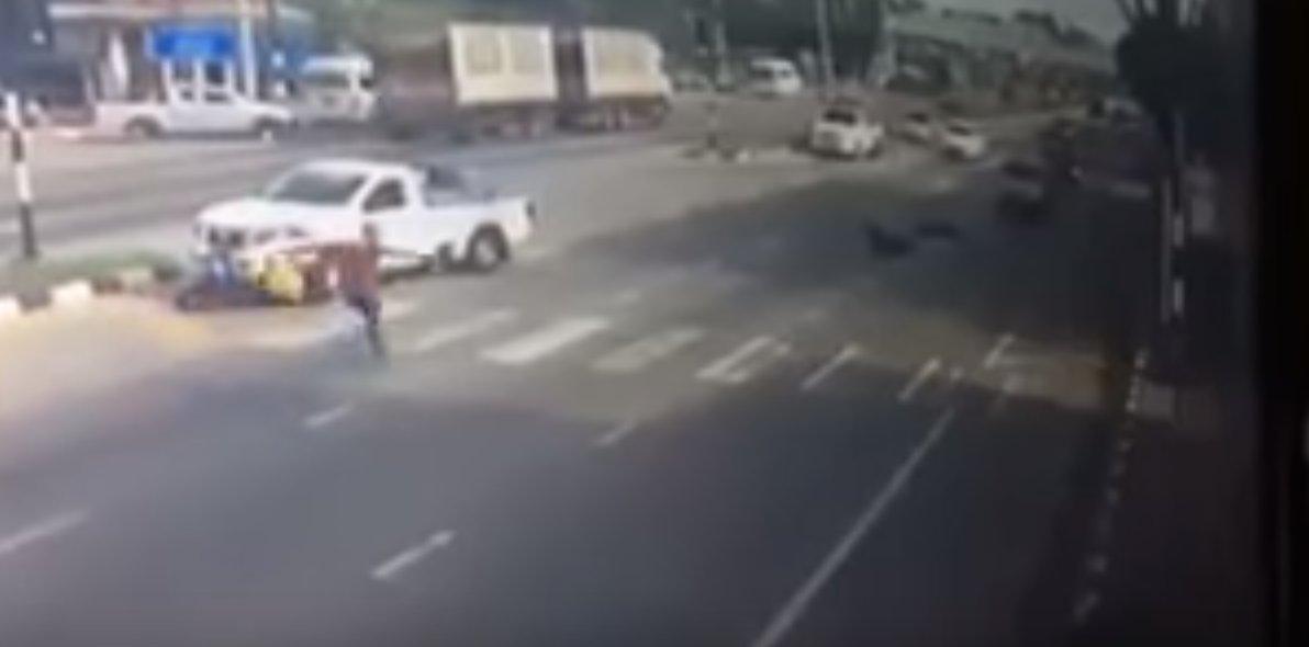 Örümcek adam, arabanın çarptığı motosikletçiyi kurtardı