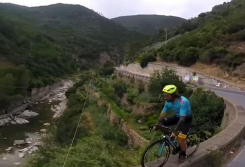 Bisikletli sürücüden tehlikeli şov