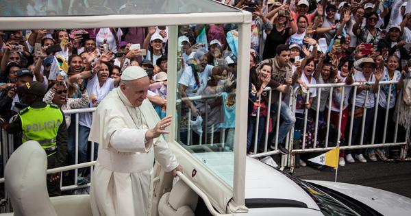 Papa, Kolombiya ziyaretinde kaza geçirdi
