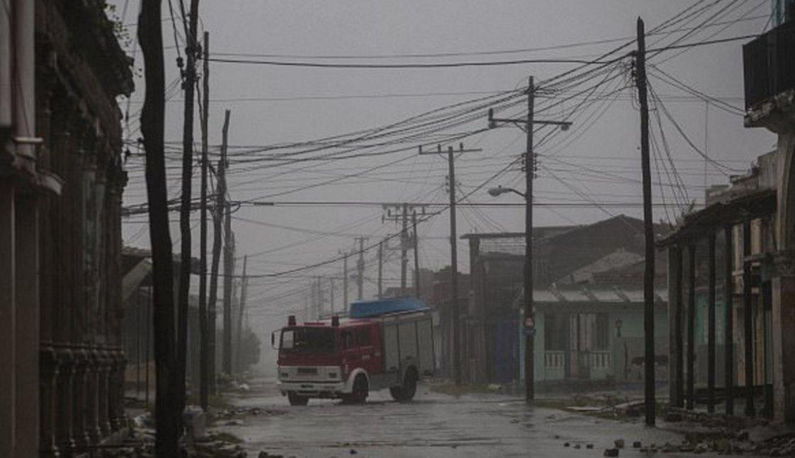 Kasırganın ortasında kalan CNN muhabirinin zor anları