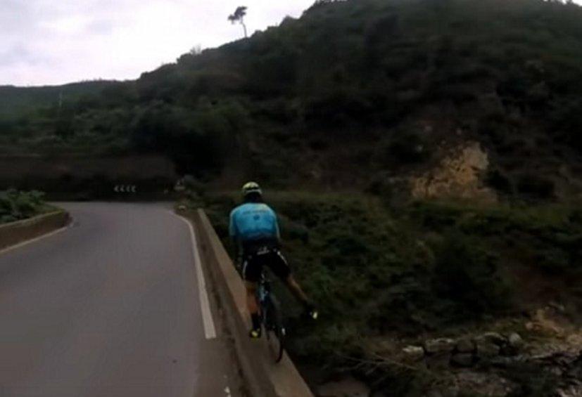 Bisikletli sürücüden tehlikeli şov