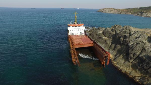 Kaderine terk edilen gemi parçalanmaya başladı