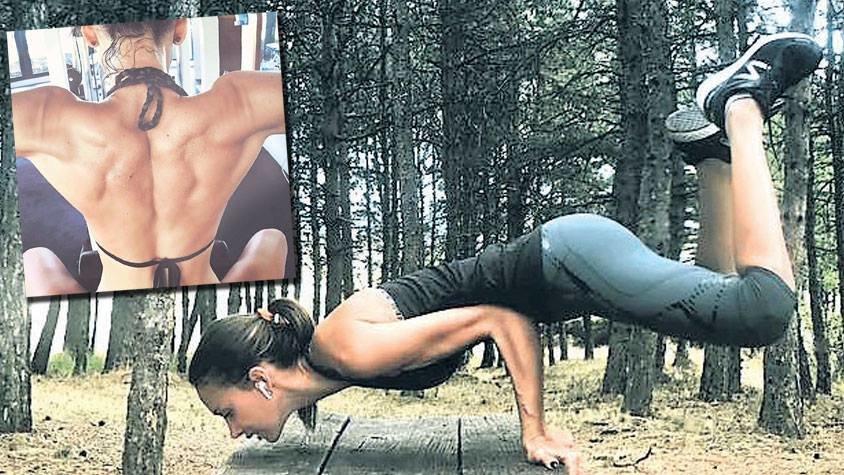 Emina Sandal kaslı vücuduyla şov yaptı