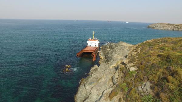 Kaderine terk edilen gemi parçalanmaya başladı