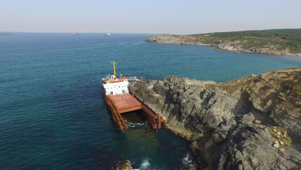Kaderine terk edilen gemi parçalanmaya başladı