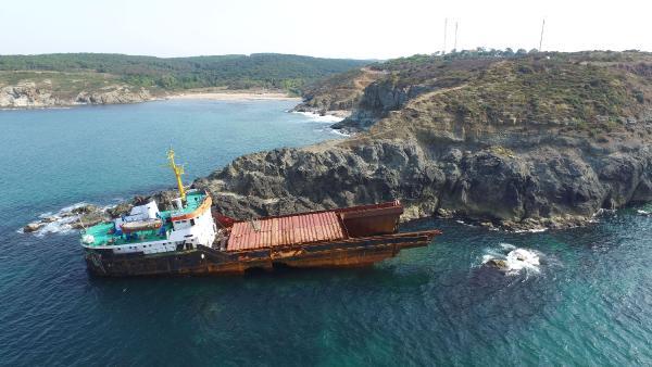 Kaderine terk edilen gemi parçalanmaya başladı