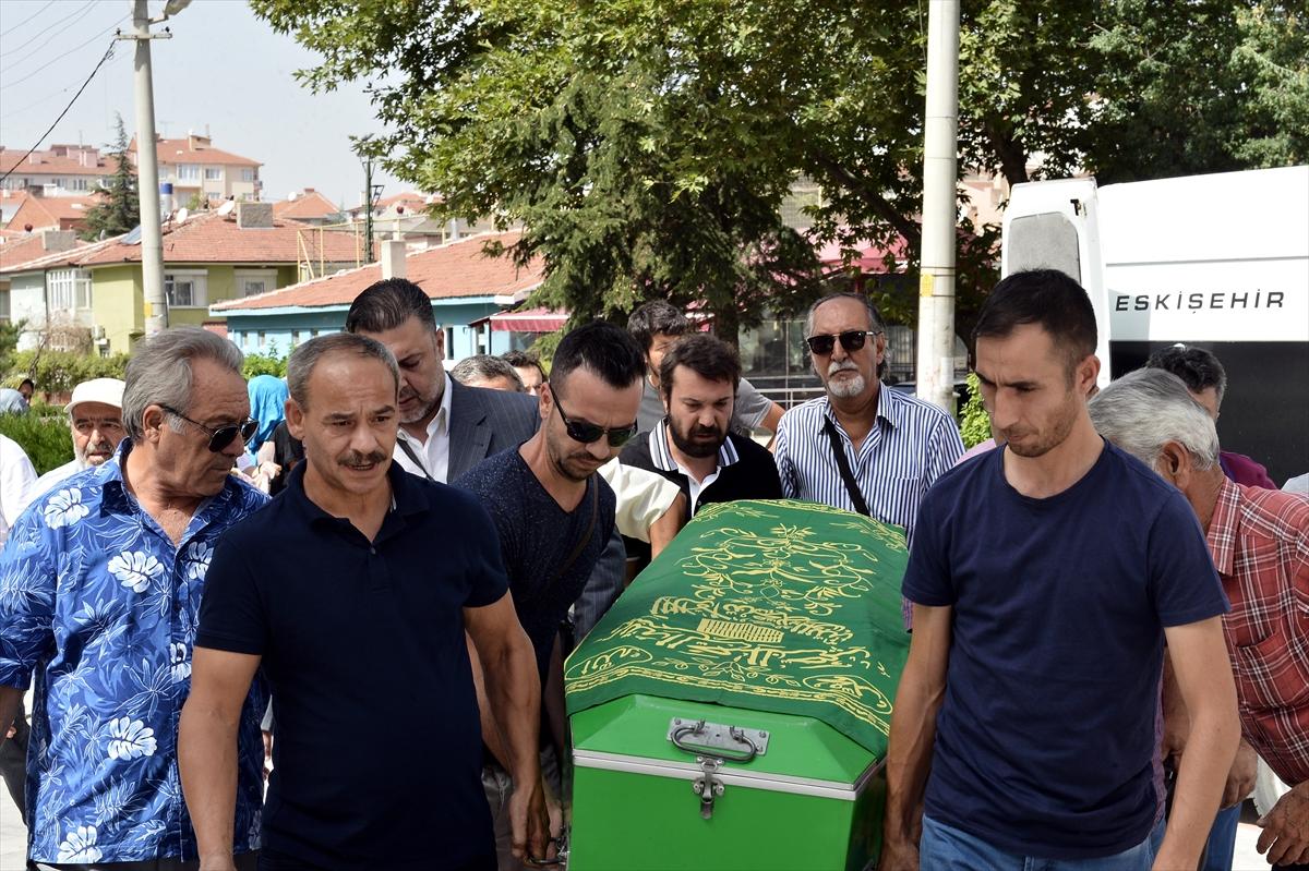 Halil Sezai babasını toprağa verdi