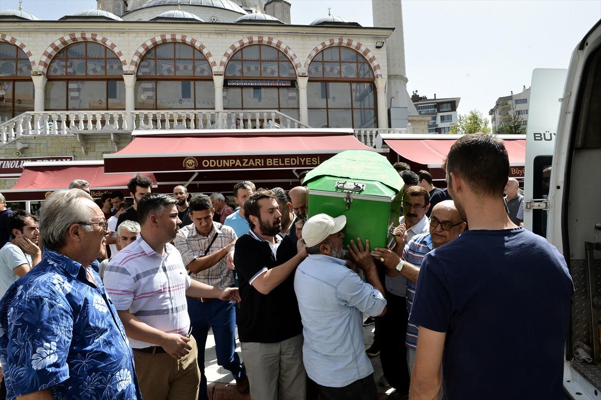 Halil Sezai babasını toprağa verdi