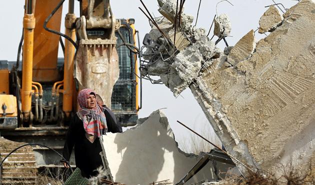 İsrail Filistinlilere ait binayı yıktı