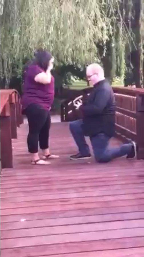 Evlilik teklifi için aldığı pırlanta yüzüğü nehre düşürdü