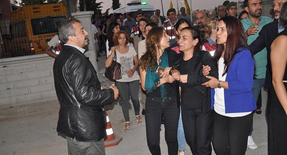 Aysel Tuğluk'un annesinin cenazesine saldırı