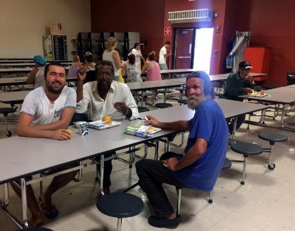 Florida'daki toplanma merkezinde gönüllü olarak çalıştı