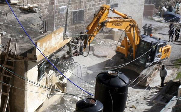 İsrail Filistinlilere ait binayı yıktı