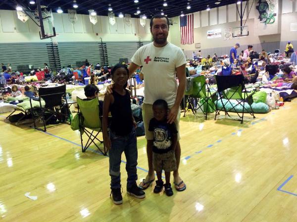 Florida'daki toplanma merkezinde gönüllü olarak çalıştı