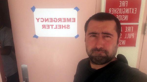 Florida'daki toplanma merkezinde gönüllü olarak çalıştı