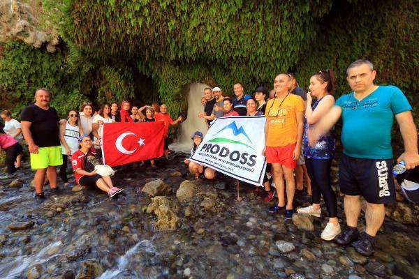 Kadınların şelale keyfi