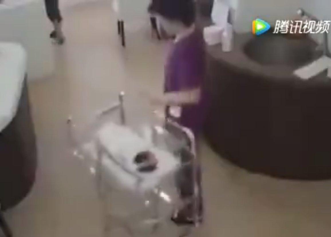 Çinli hemşire yeni doğan bebeği düşürdü