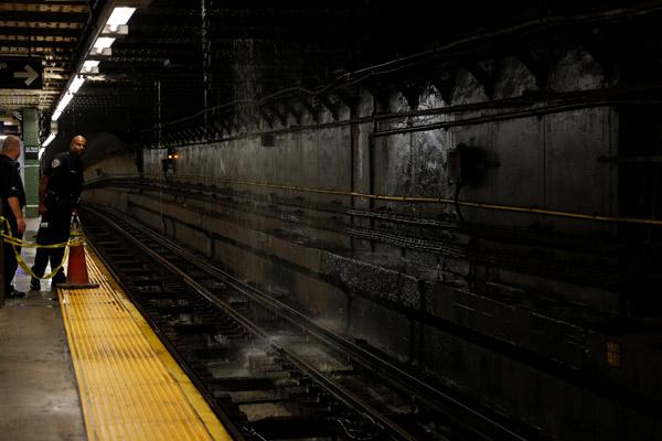 New York metrosunu su bastı