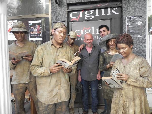 Metrobüste, heykel kılığında ‘Kitap okuma’ projesi