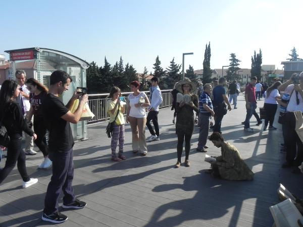 Metrobüste, heykel kılığında ‘Kitap okuma’ projesi