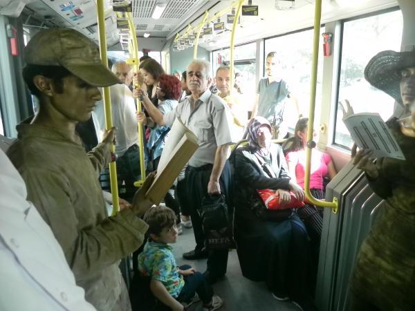 Metrobüste, heykel kılığında ‘Kitap okuma’ projesi