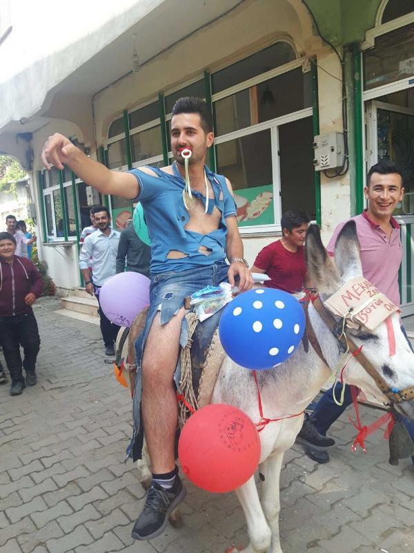 Arkadaşlarından damada 'eşek' şakası