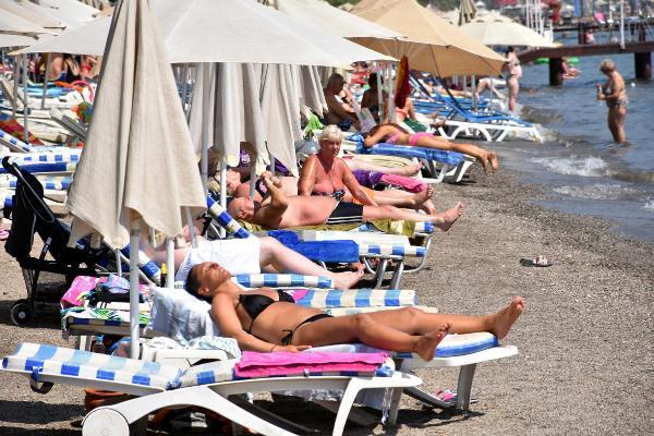 Marmaris'te turistler sahillerin keyfini çıkarıyor