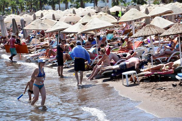 Marmaris'te turistler sahillerin keyfini çıkarıyor