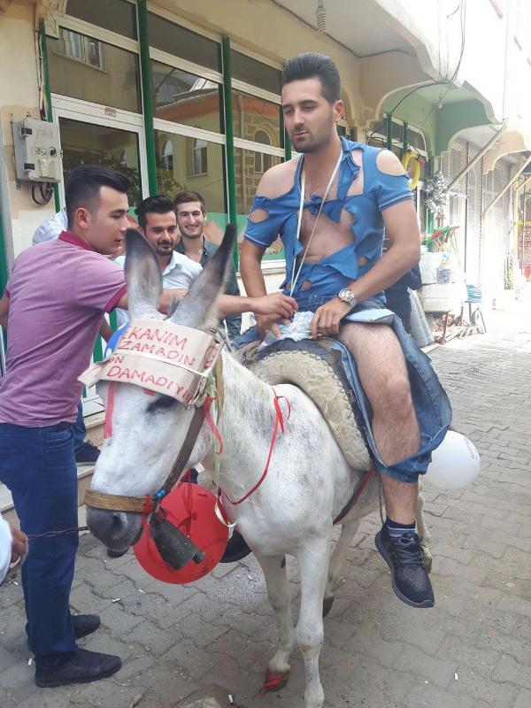 Arkadaşlarından damada 'eşek' şakası