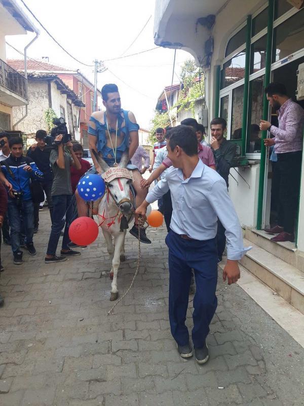 Arkadaşlarından damada 'eşek' şakası