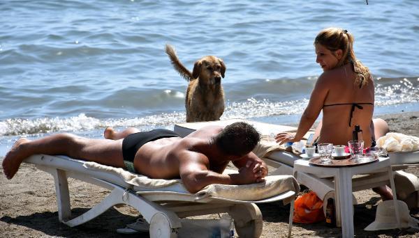 Marmaris'te turistler sahillerin keyfini çıkarıyor