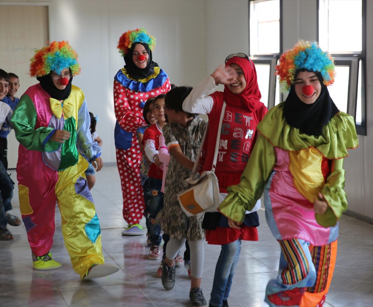 Türkiye savaşta doğan çocukları sevindirdi